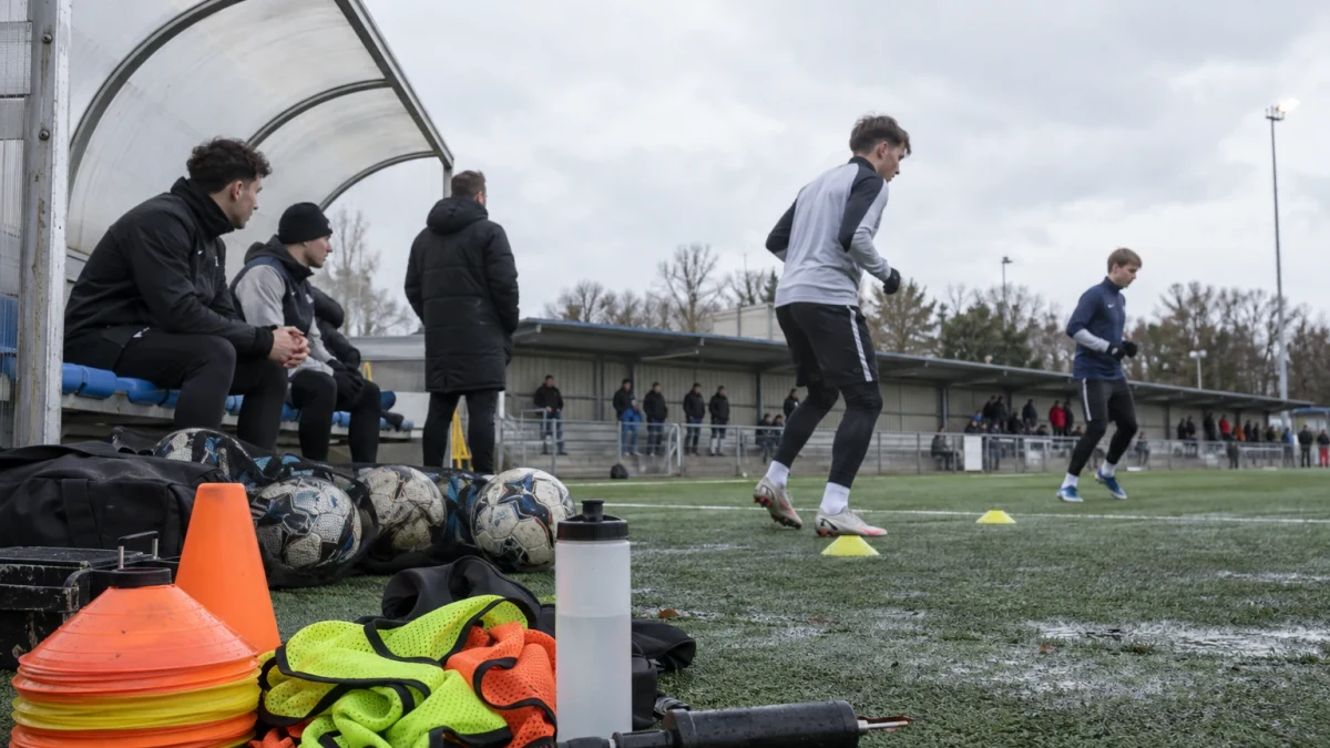 Tottenham lånar ut Mikey Moore till Köln