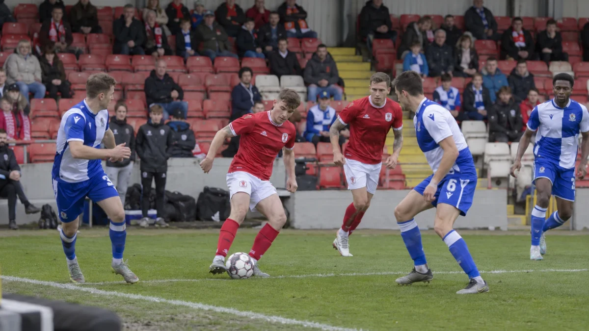 Crewe pressat i toppen inför mötet med Rochdale