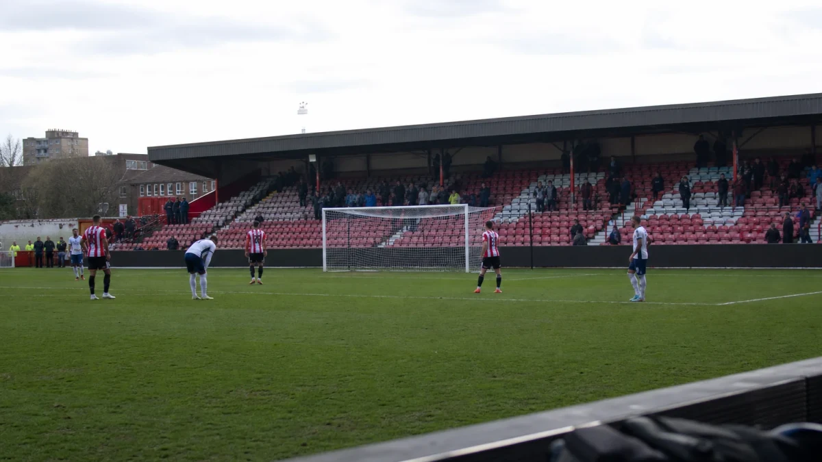 Brentford vann premiären med 3–0 mot Tottenham