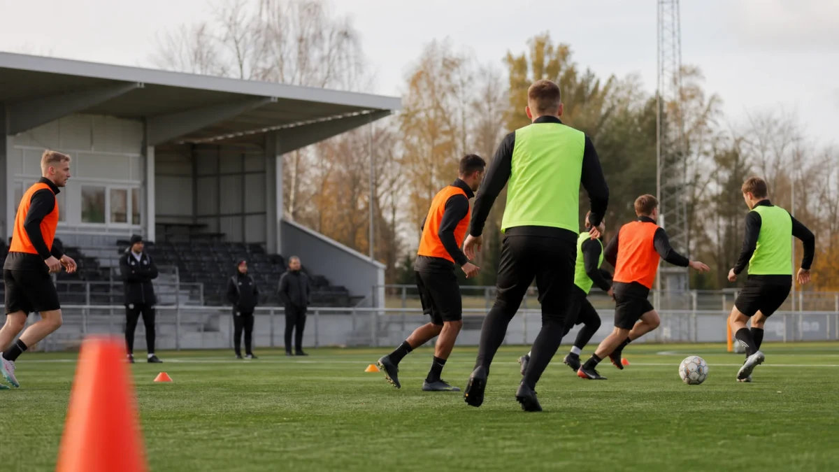 England håller greppet efter fyra raka VM-segrar