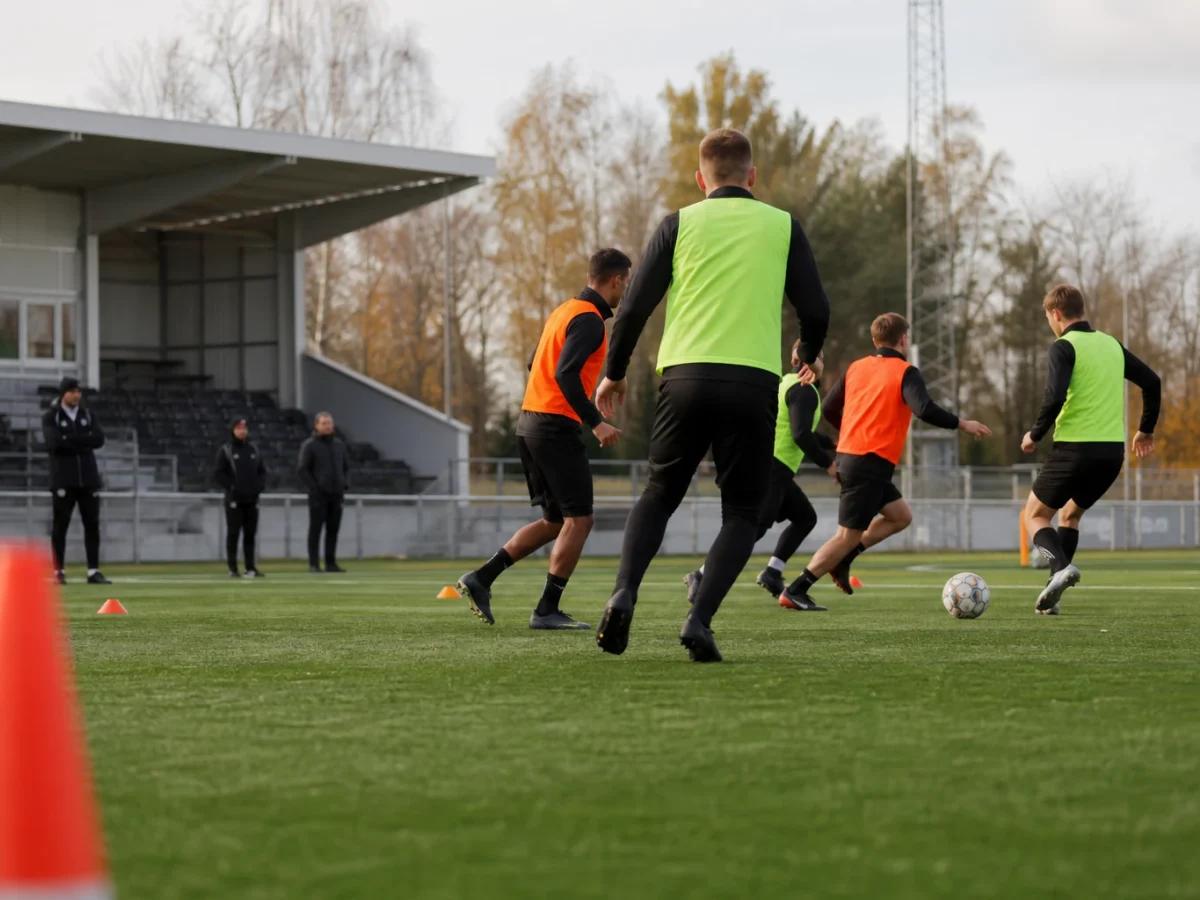 England håller greppet efter fyra raka VM-segrar