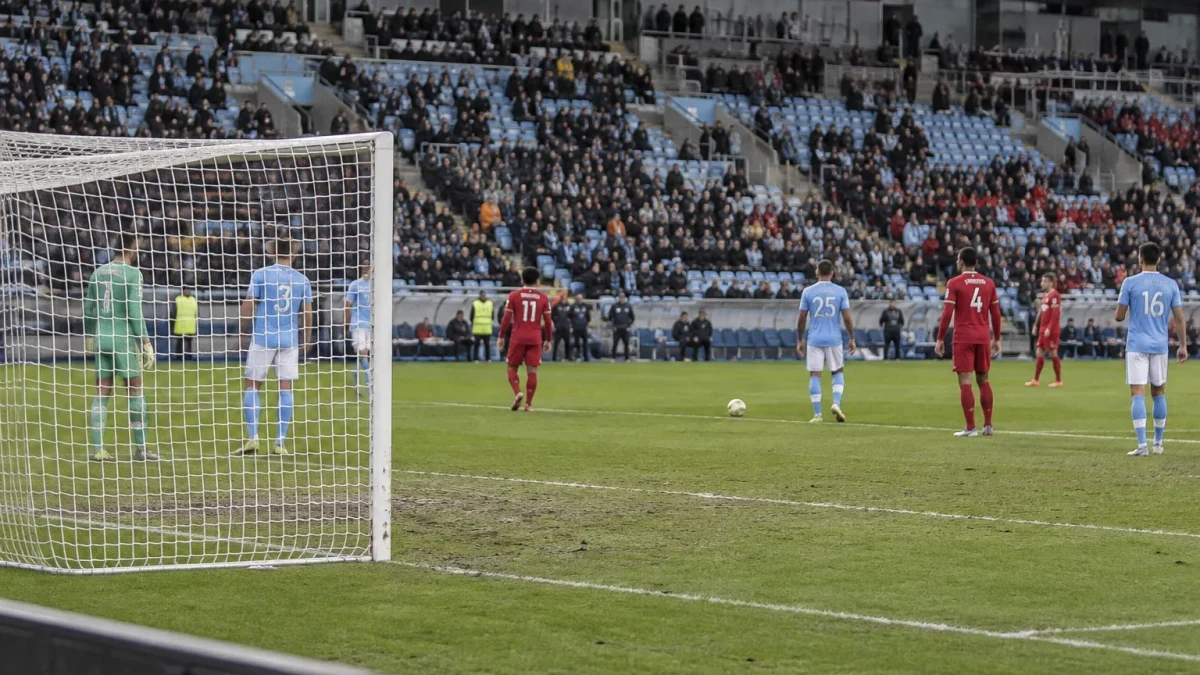 Manchester City slår Liverpool och behåller serieledningen
